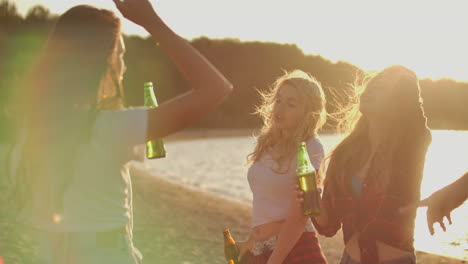 Junge-Leute-Feiern-Einen-Geburtstag-Auf-Der-Strandparty-Mit-Bier-Und-Haben-Spaß-Beim-Tanzen.-Das-Ist-Ein-Unbeschwerter-Sommerabend-Bei-Sonnenuntergang.